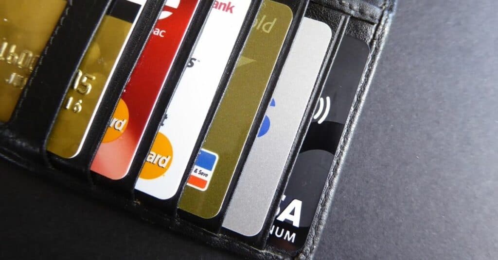 kartu kredit vs kartu debit